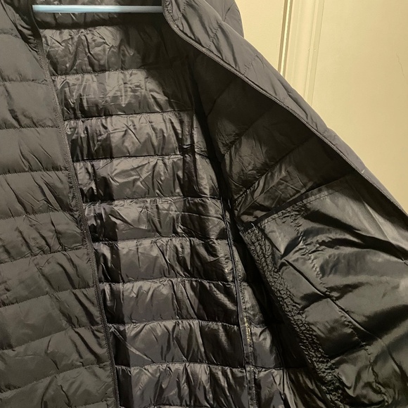 Uniqlo Men’s light weight down filled puffer Jacket Size Small - Picture 5 of 6
